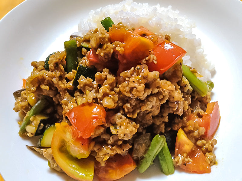 Dry curry made with umami dashi soup stock