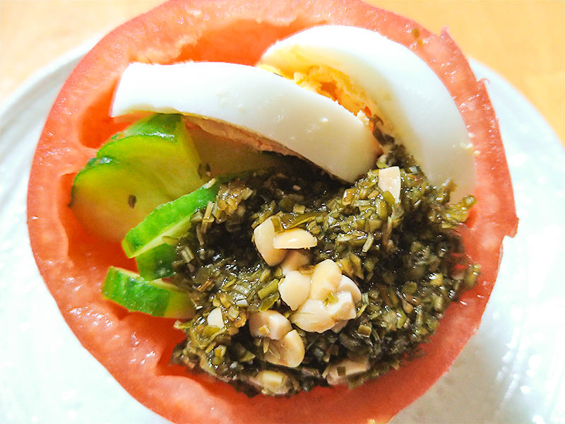 Natto and kombu mix salad-stuffed tomatoes