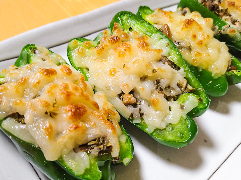 Green peppers stuffed with natto kombu and cheese