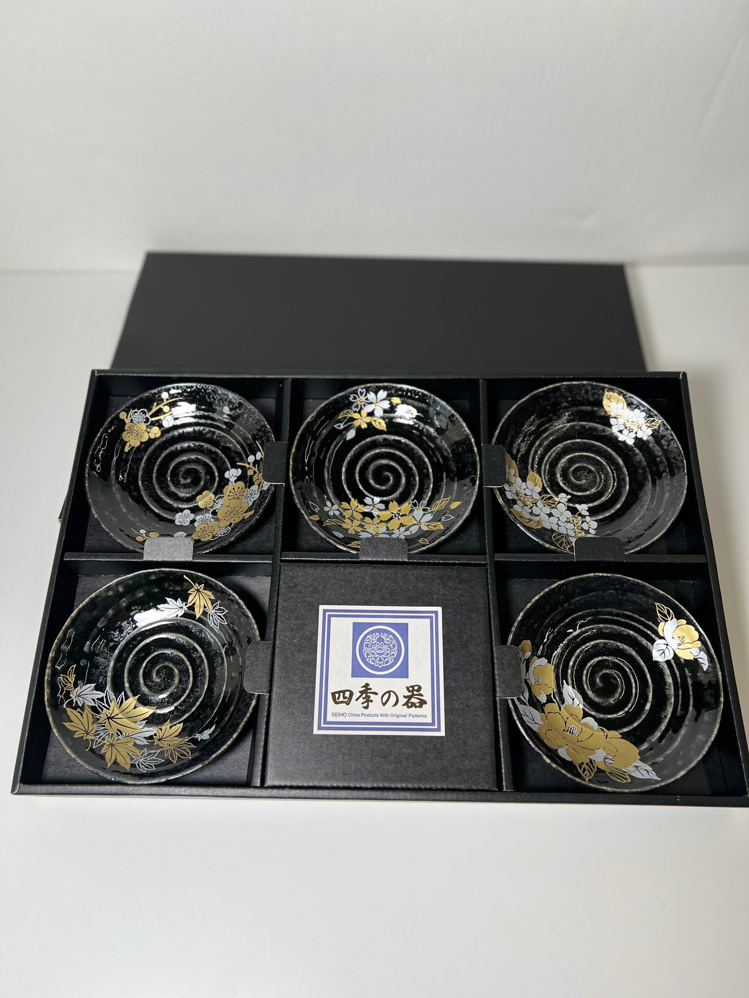 Japan Four Seasons（日本の四季） Carved Plate Set – Handcrafted Rustic Ceramic Plates