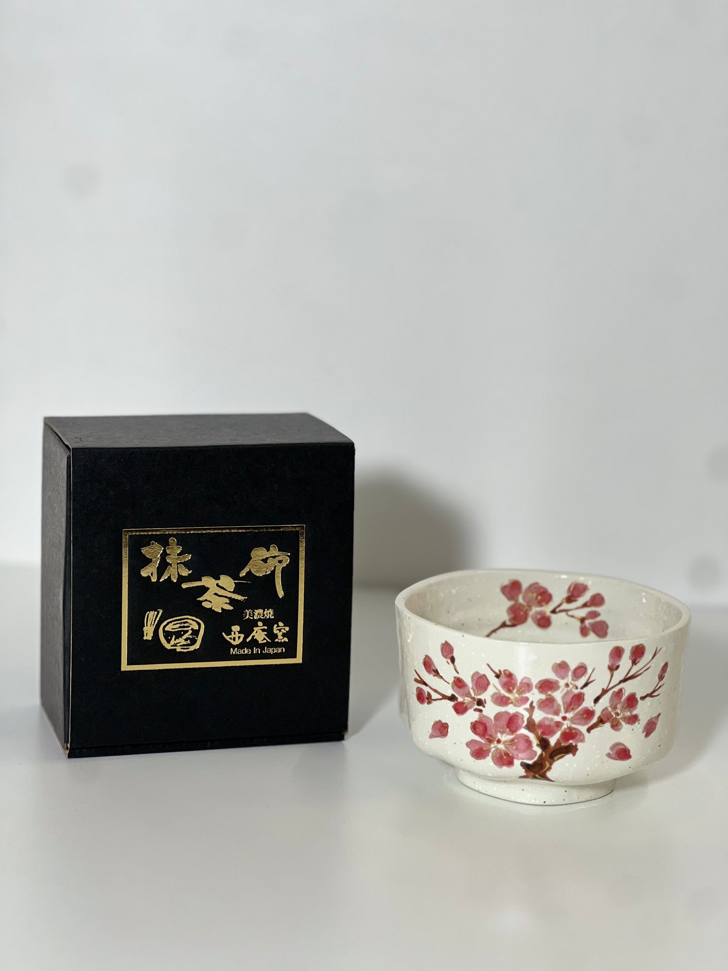 Japanese Ceramic “Kin-Sai Sakura” Matcha Bowl – Gold-Accented Cherry Blossom Design