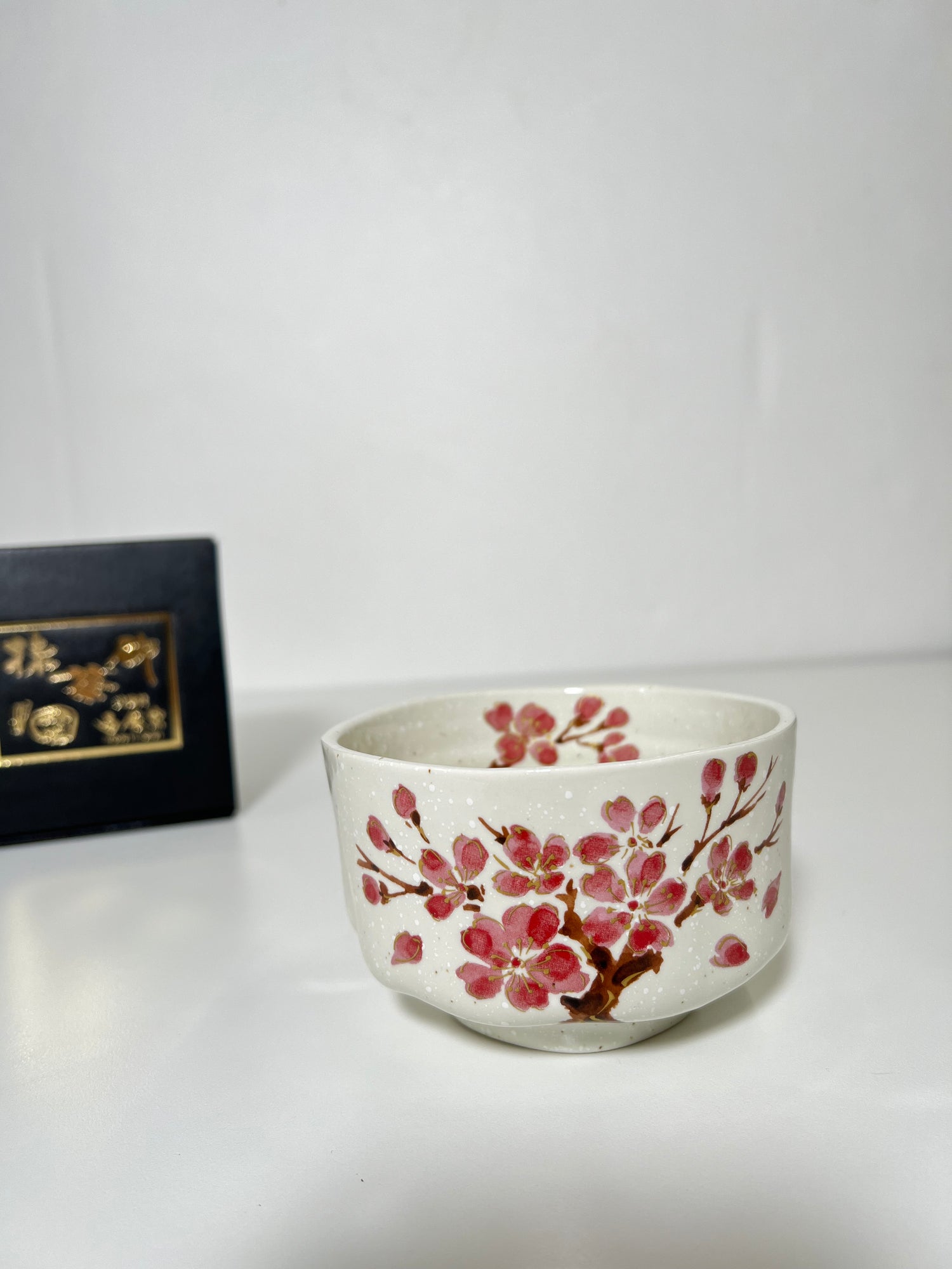 Japanese Ceramic “Kin-Sai Sakura” Matcha Bowl – Gold-Accented Cherry Blossom Design